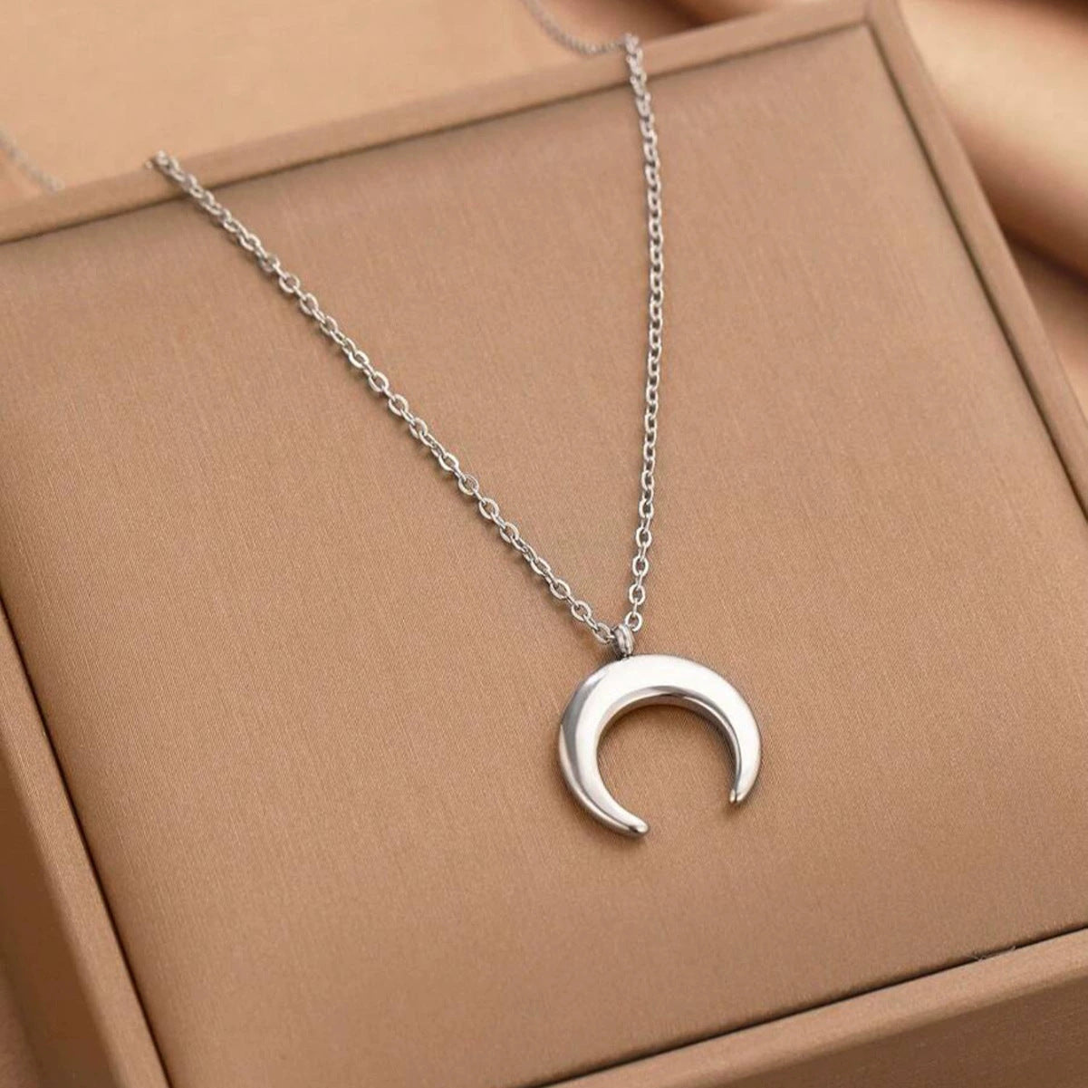 Simple And Creative Crescent Pendant Collarbone Chain