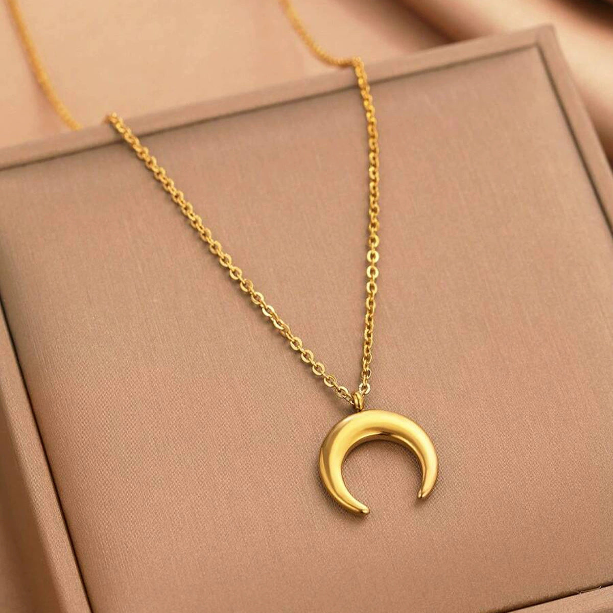 Simple And Creative Crescent Pendant Collarbone Chain