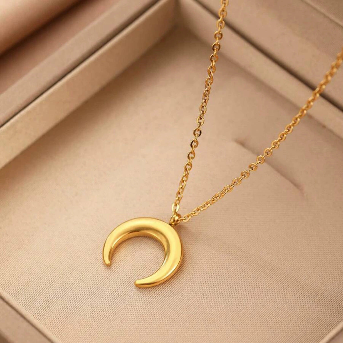Simple And Creative Crescent Pendant Collarbone Chain